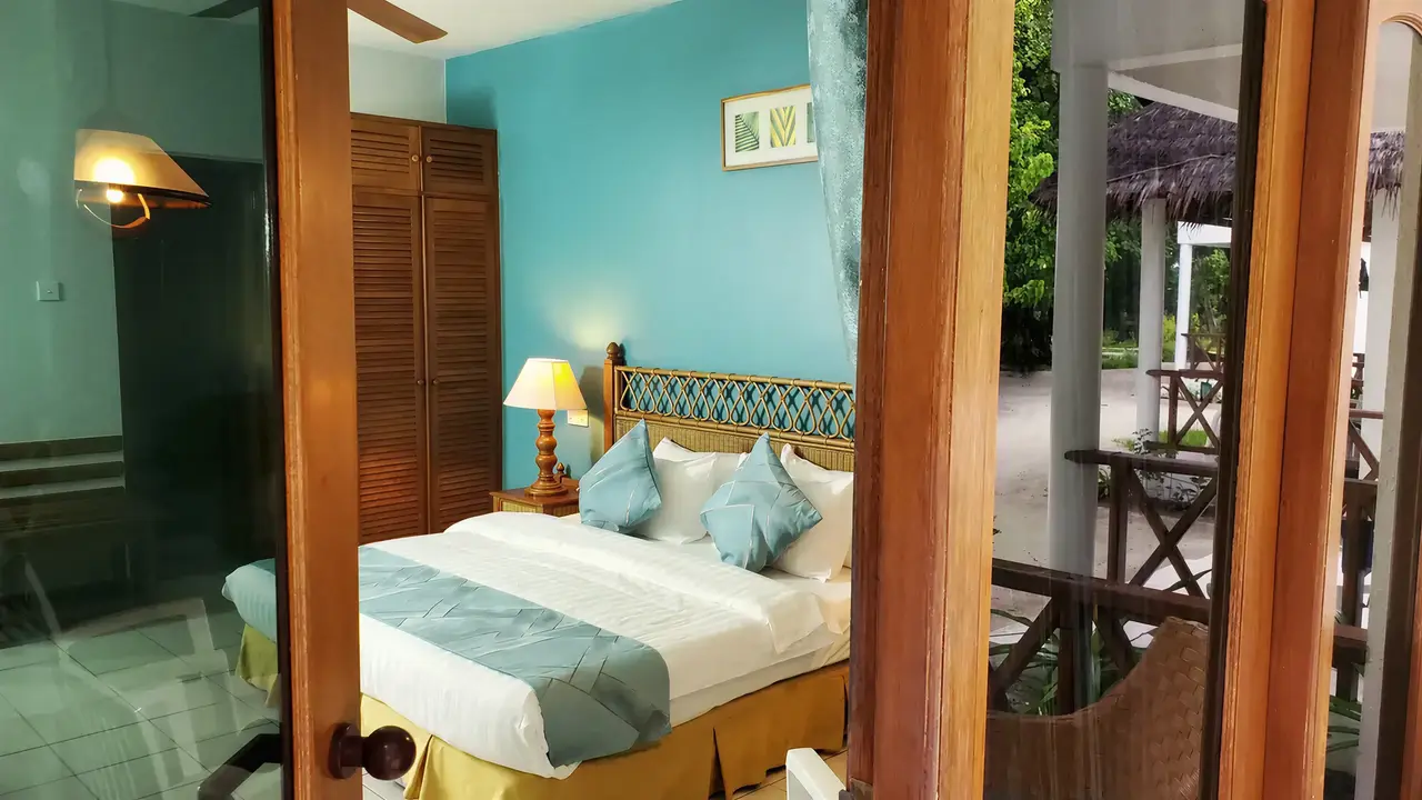 Sypialnia z łóżkiem w Fihalhohi Island Resort