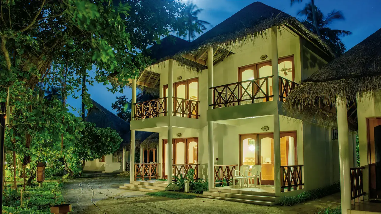 Elewacja budynków w Fihalhohi Island Resort wieczorem