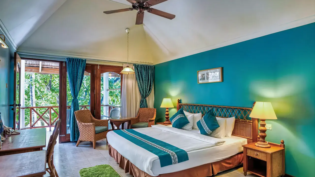 Sypialnia w hotelu Fihalhohi Island Resort z dużym łóżkiem