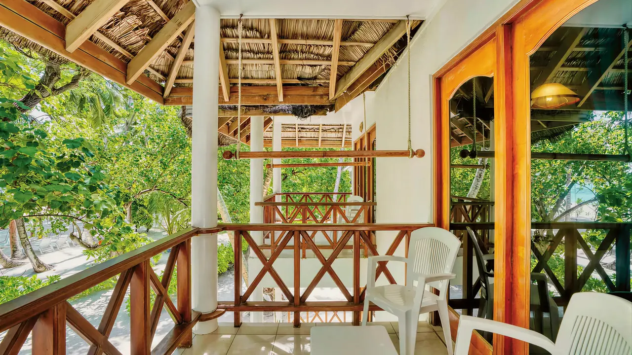 Taras z widokiem na zieleń w Fihalhohi Island Resort