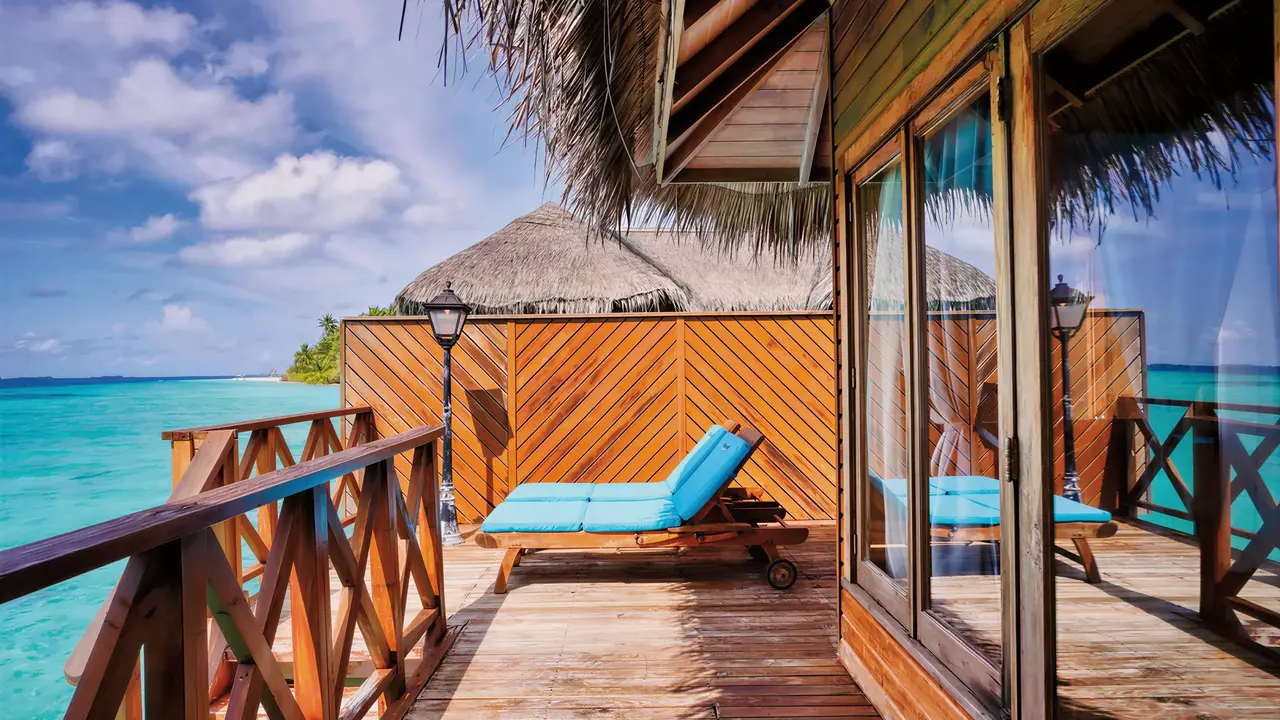 Prywatny taras z leżakami w Fihalhohi Island Resort