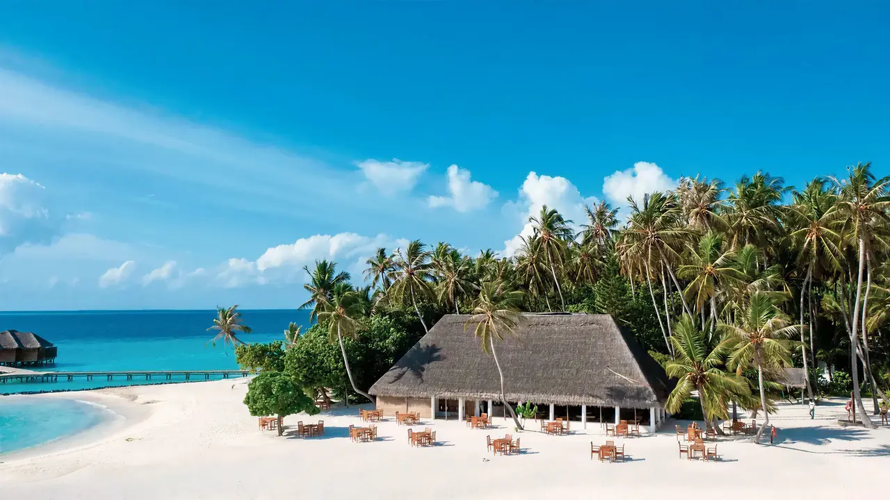 Piaskowa plaża i pawilon w Fihalhohi Island Resort