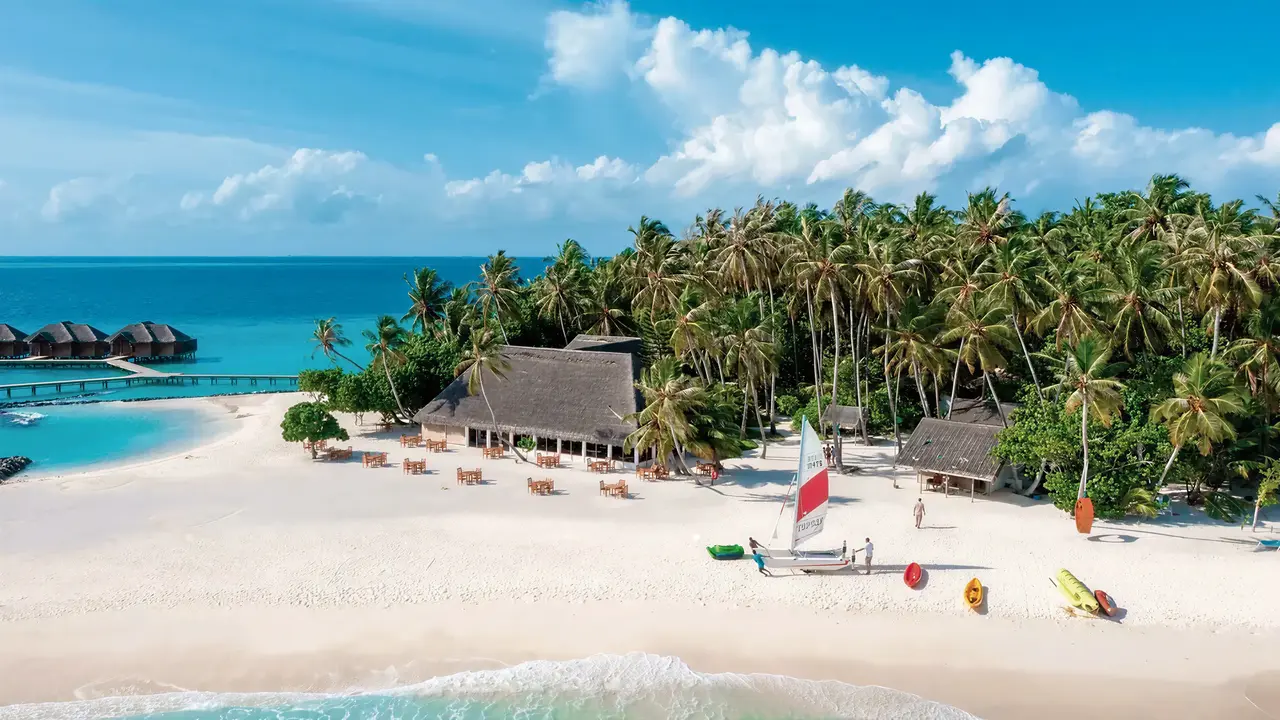 Widok na kompleks Fihalhohi Island Resort nad morzem