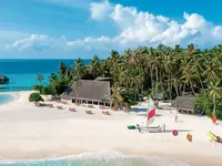 Widok na kompleks Fihalhohi Island Resort nad morzem