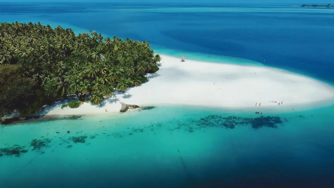 Biała piaszczysta plaża przy Fihalhohi Island Resort
