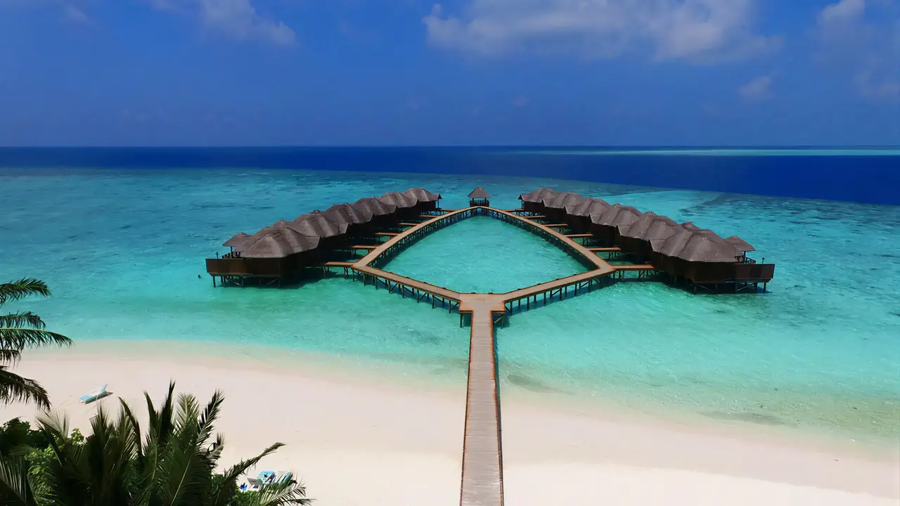 Widok na kompleks Fihalhohi Island Resort nad wodą