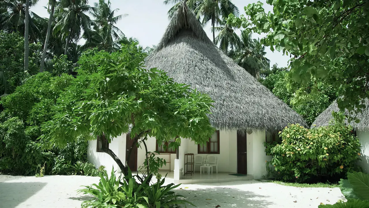 Bungalow w ogrodzie hotelu Fihalhohi Island Resort