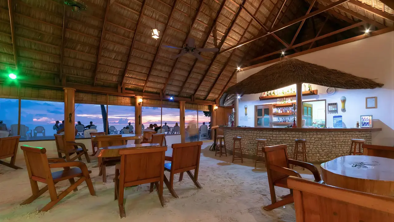 Bar z drewnianymi meblami w Fihalhohi Island Resort