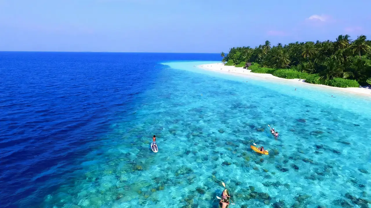 Osoby na kajakach w Fihalhohi Island Resort