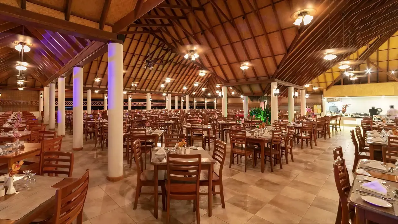 Restauracja w Fihalhohi Island Resort z drewnianymi stołami