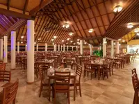 Restauracja w Fihalhohi Island Resort z drewnianymi stołami
