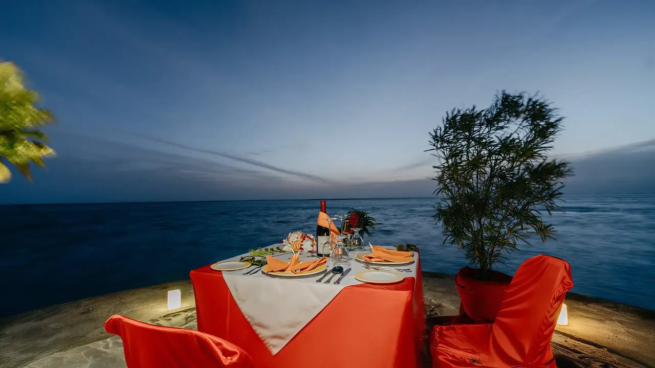 Romantyczna kolacja nad morzem w Fihalhohi Island Resort