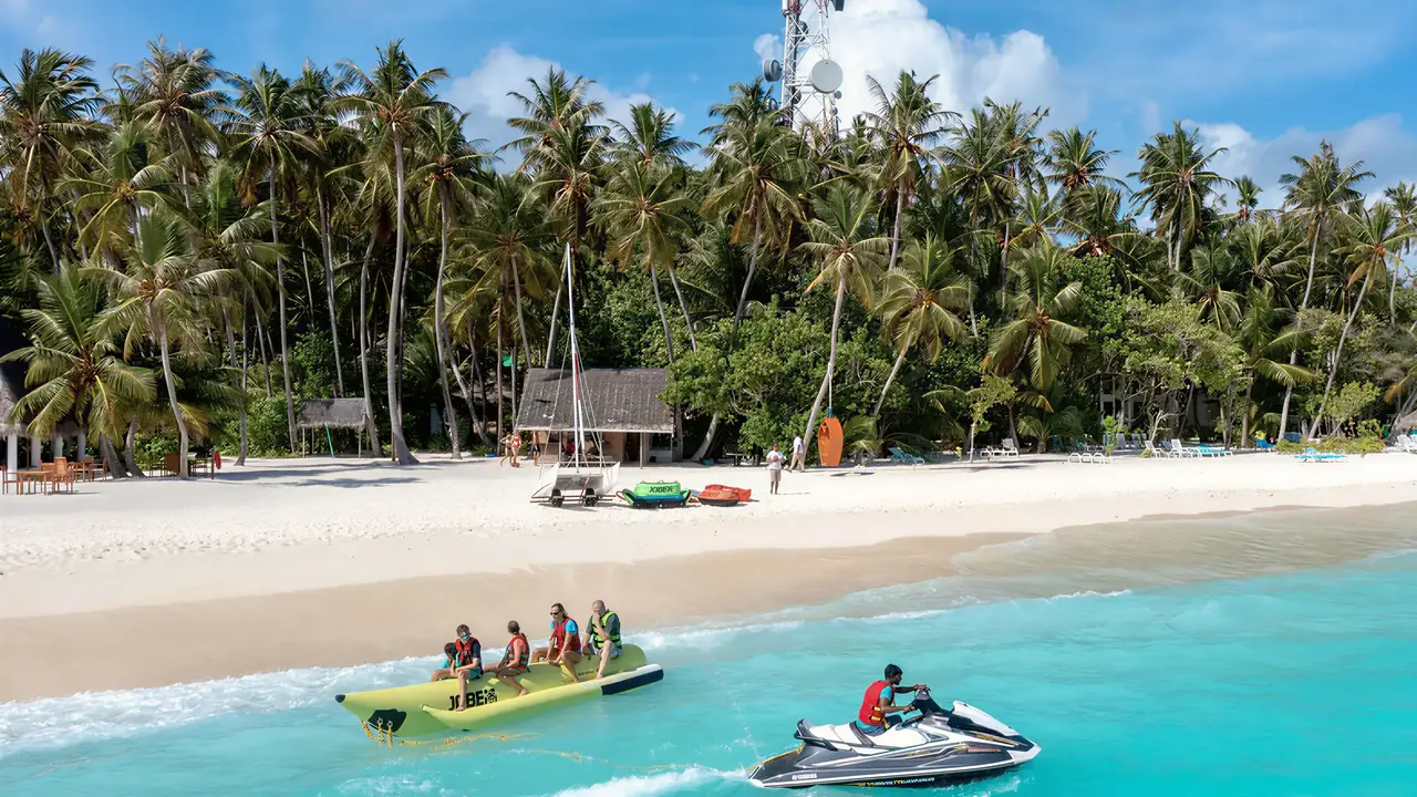 Aktywne sporty wodne w Fihalhohi Island Resort na plaży