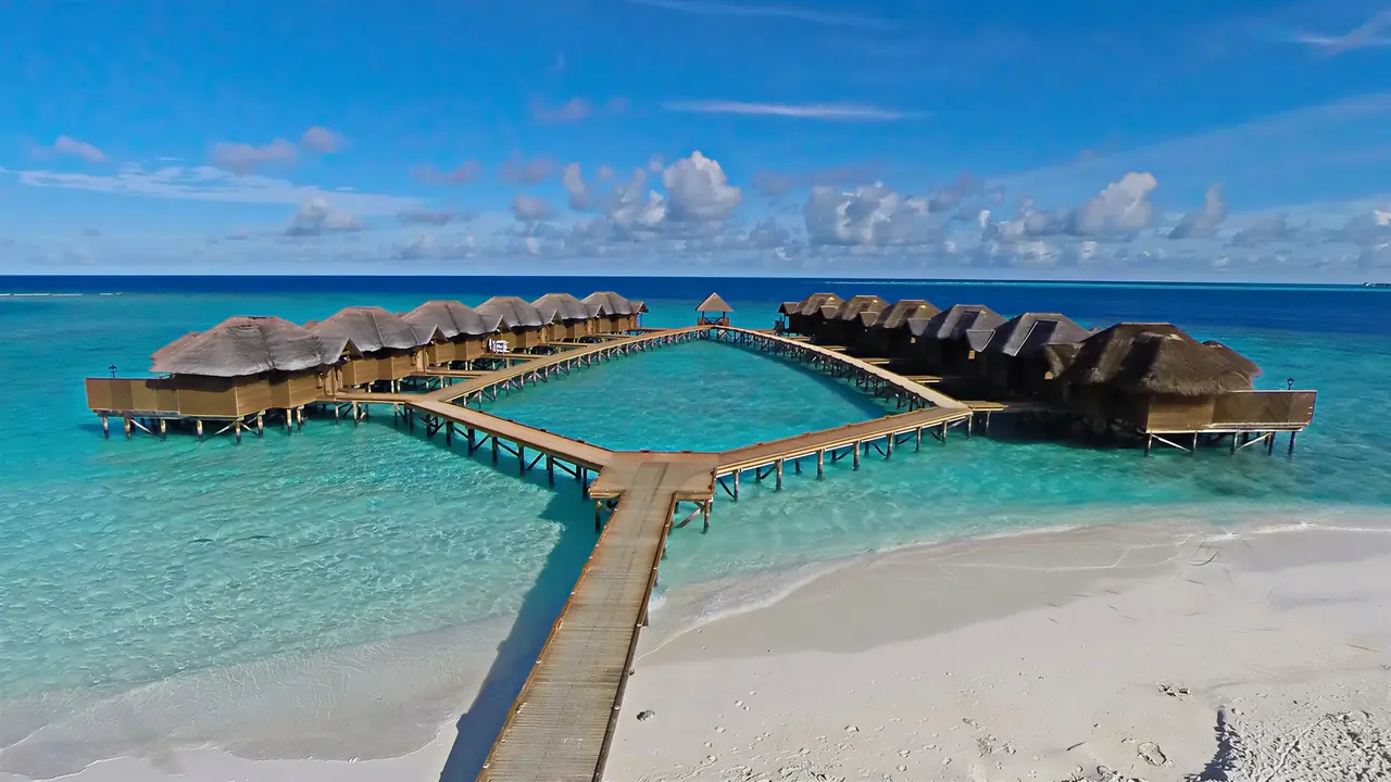 Widok na kompleks Fihalhohi Island Resort nad turkusową wodą