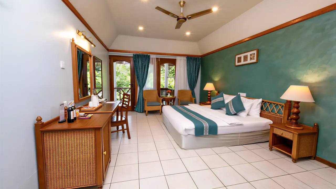 Sypialnia z łóżkiem w hotelu Fihalhohi Island Resort