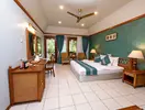 Sypialnia z łóżkiem w hotelu Fihalhohi Island Resort