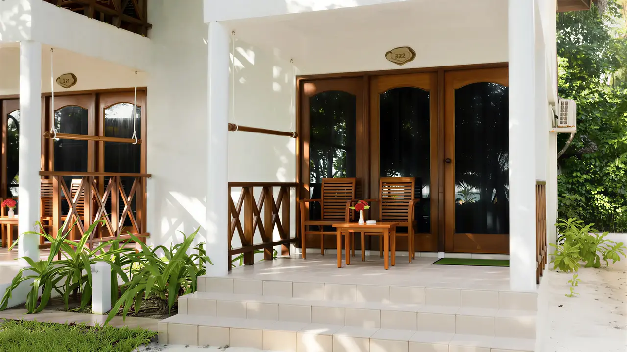 Prywatny taras pokoju w Fihalhohi Island Resort