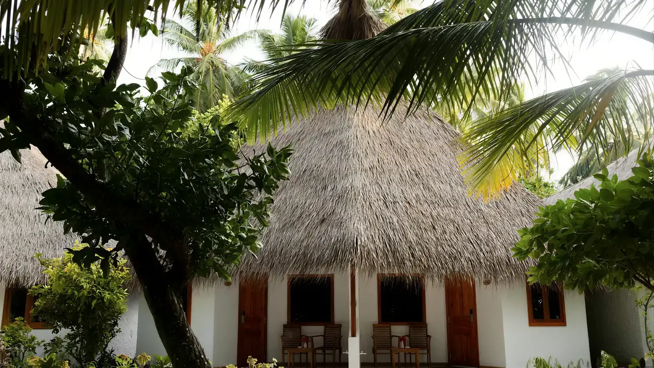 Budynek z krytym dachem w Fihalhohi Island Resort