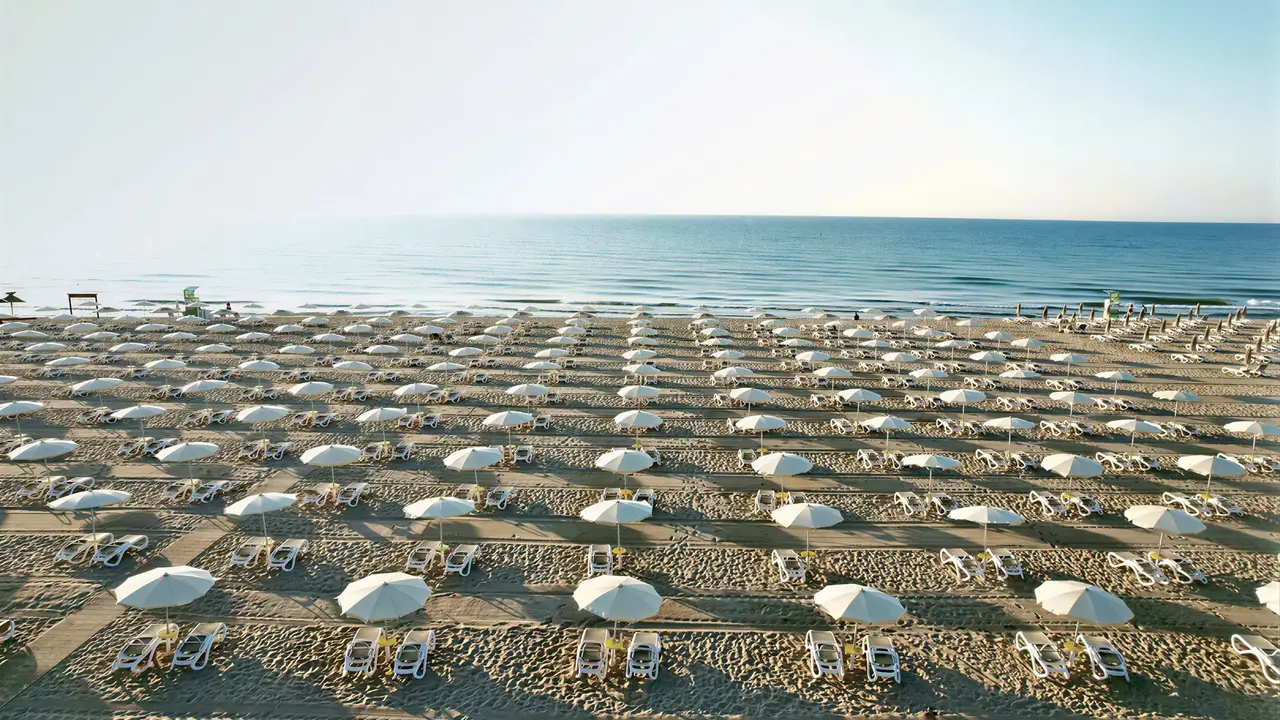 Plaża z parasolami i leżakami w Flamingo Grand Hotel & Spa