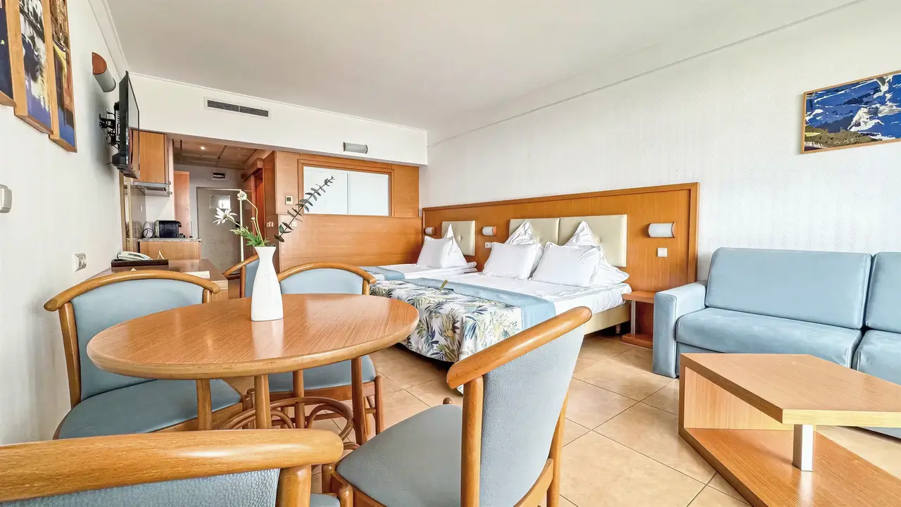 Wnętrze pokoju z łóżkami i salonem w Flamingo Grand Hotel & Spa