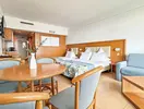 Wnętrze pokoju z łóżkami i salonem w Flamingo Grand Hotel & Spa