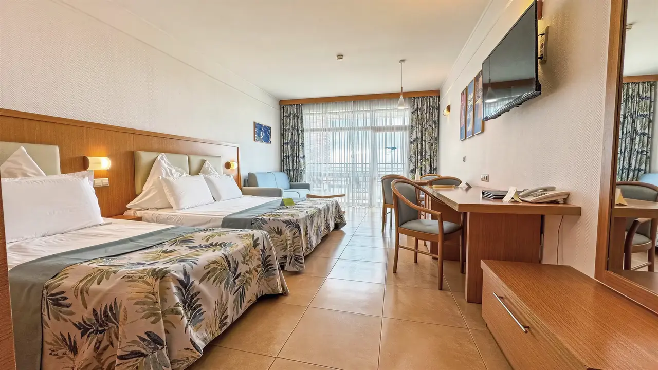 Wnętrze pokoju z łóżkami w Flamingo Grand Hotel & Spa