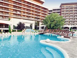 Basen zewnętrzny w obiekcie Flamingo Grand Hotel & Spa