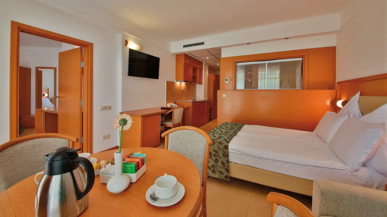 Wnętrze pokoju z łóżkiem w Flamingo Grand Hotel & Spa