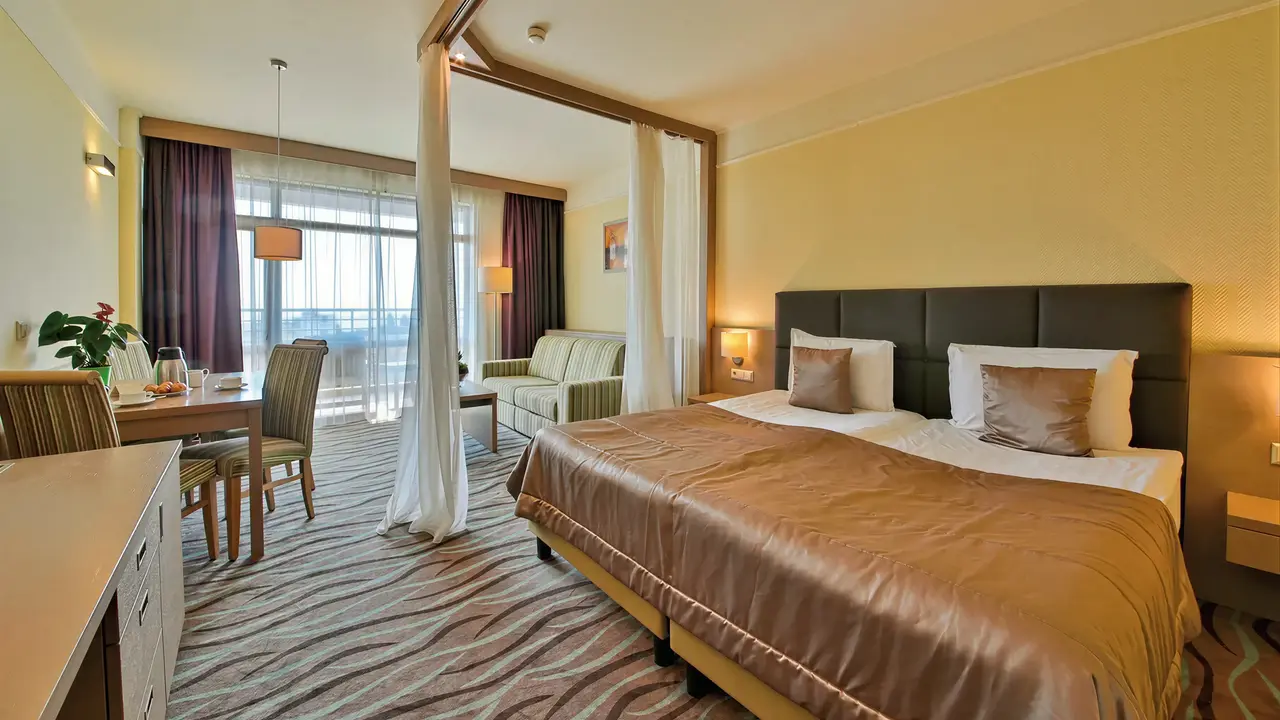 Wnętrze pokoju hotelowego w Flamingo Grand Hotel & Spa