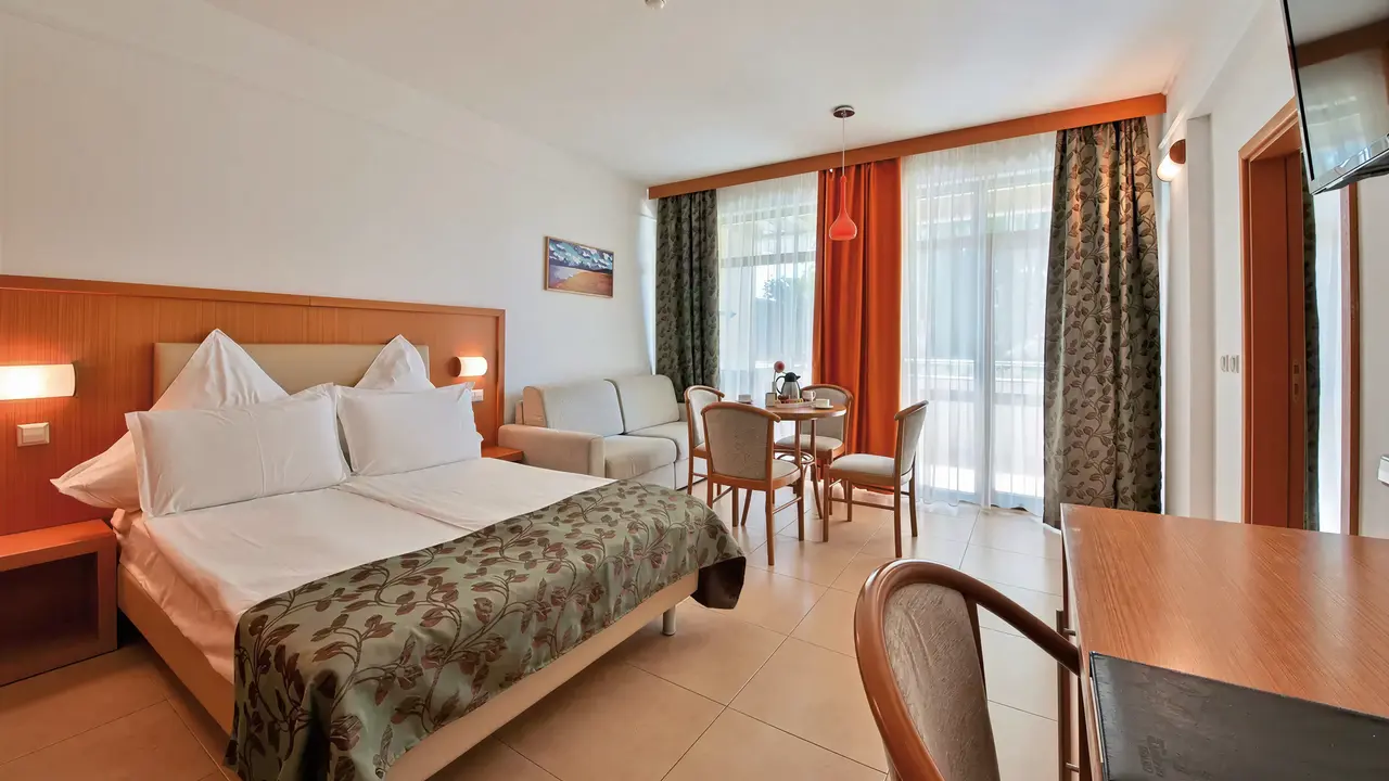Przytulny pokój z łóżkiem w Flamingo Grand Hotel & Spa