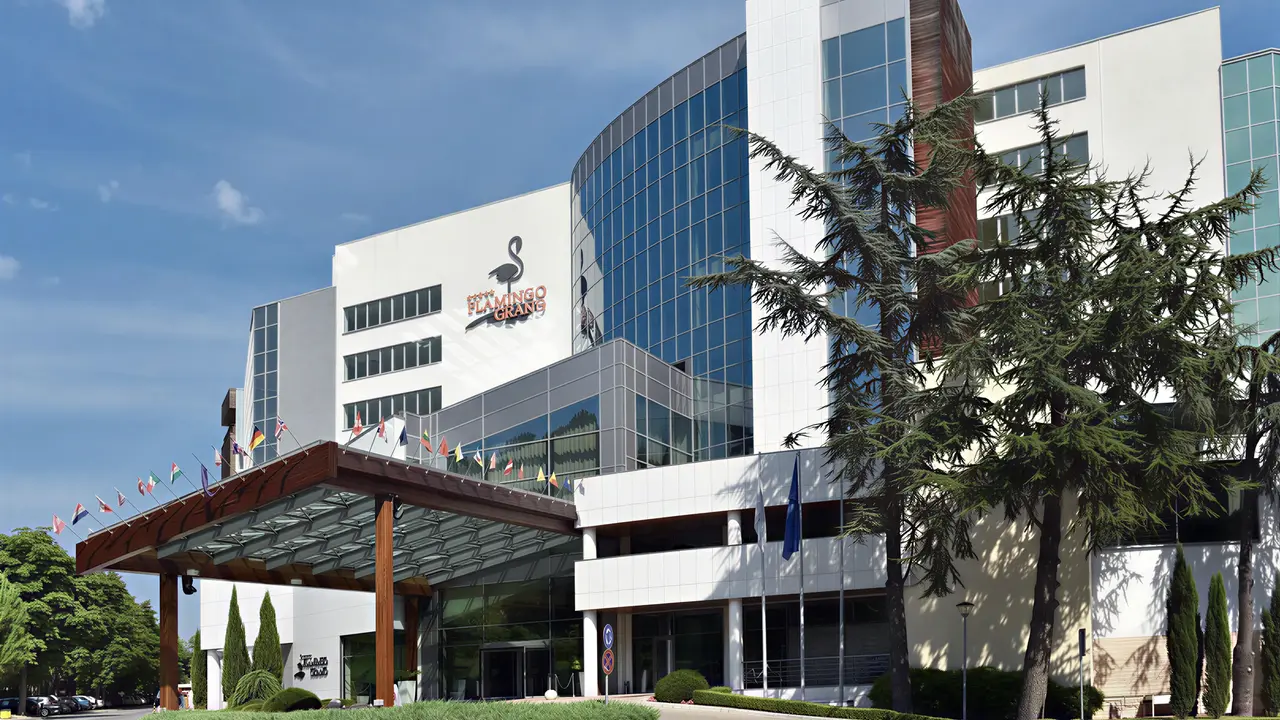 Elewacja i wejście do Flamingo Grand Hotel & Spa