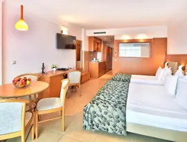 Wnętrze pokoju z łóżkami w Flamingo Grand Hotel & Spa
