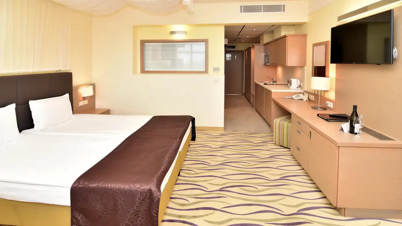 Wnętrze pokoju z łóżkiem w Flamingo Grand Hotel & Spa