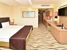 Wnętrze pokoju z łóżkiem w Flamingo Grand Hotel & Spa