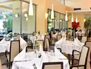 Elegancka restauracja w Flamingo Grand Hotel & Spa z nakrytymi stołami