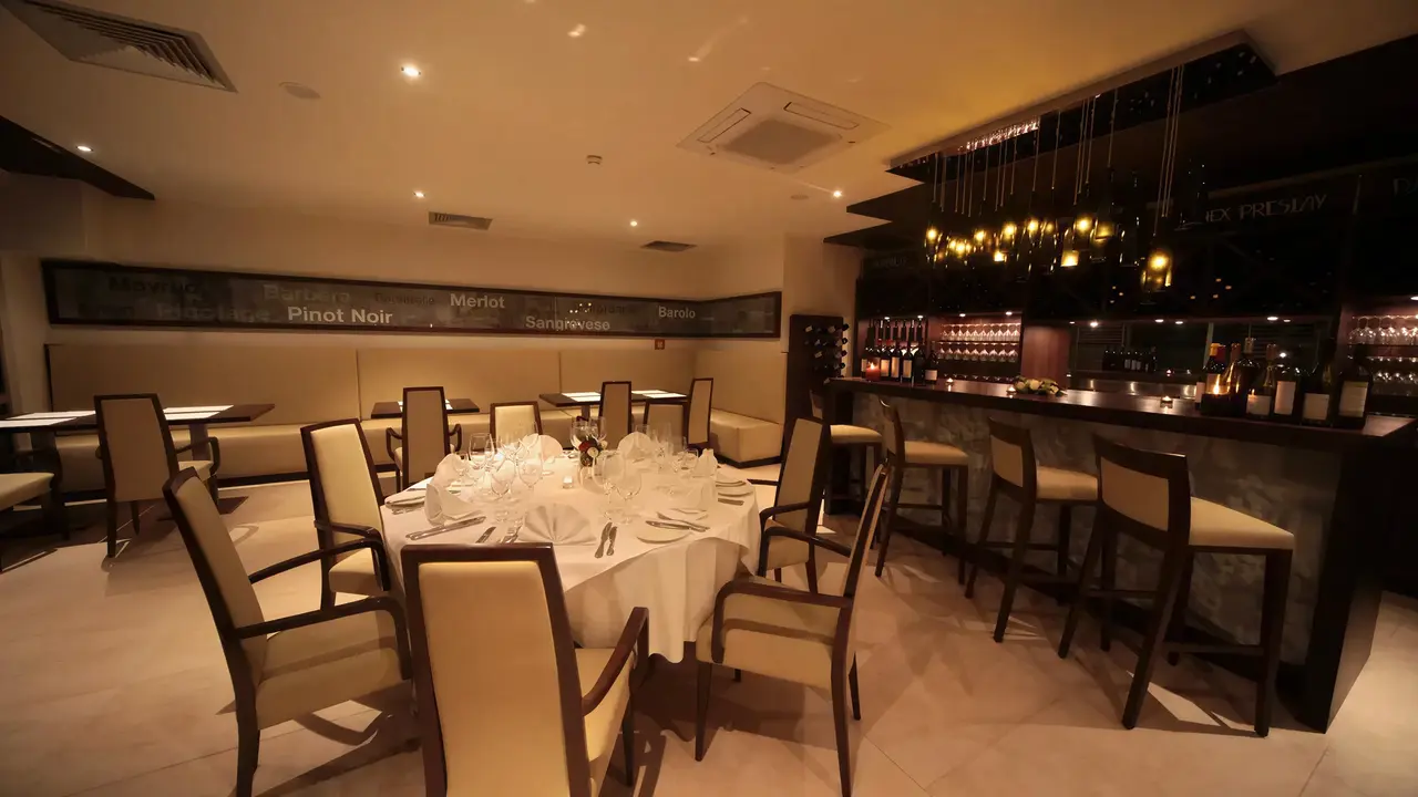 Elegancka restauracja w Flamingo Grand Hotel & Spa z nakrytym stołem