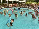 Goście Flamingo Grand Hotel & Spa ćwiczą w basenie z makaronami