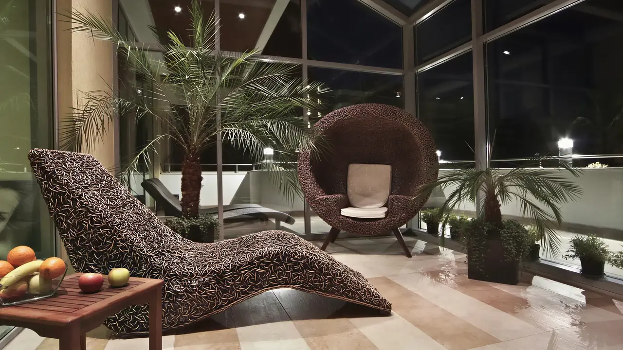 Prywatny taras z meblami w Flamingo Grand Hotel & Spa