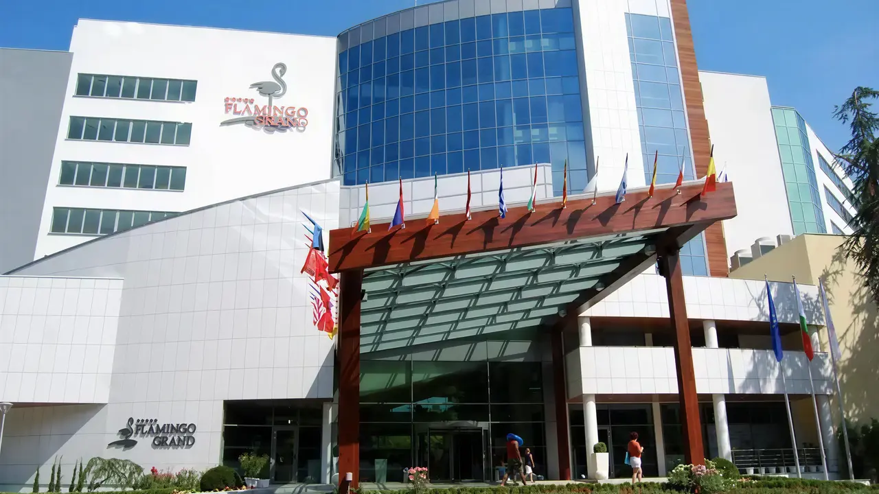 Elewacja i wejście do Flamingo Grand Hotel & Spa