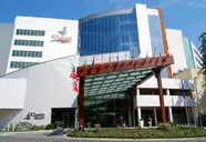 Elewacja i wejście do Flamingo Grand Hotel & Spa
