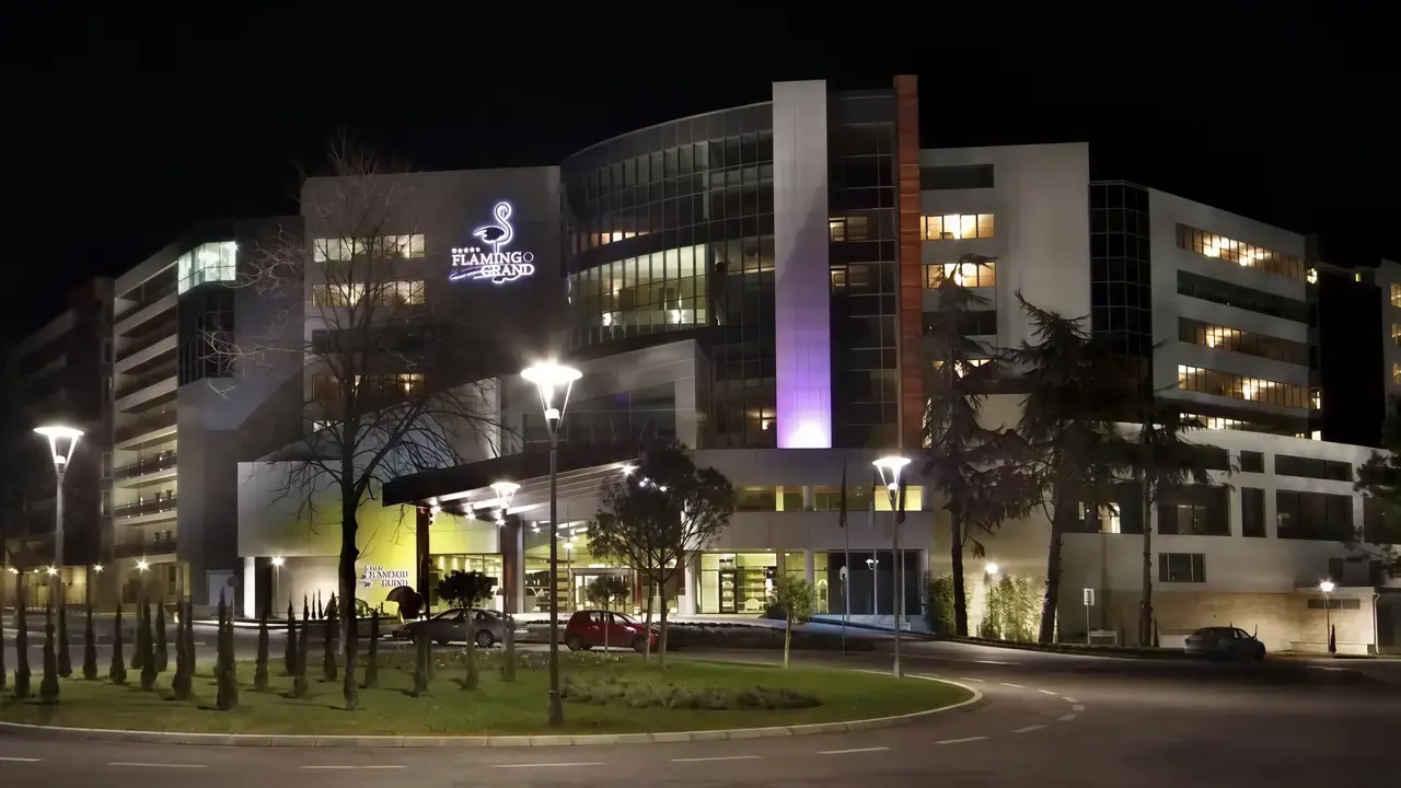 Nocna fasada budynku Flamingo Grand Hotel & Spa
