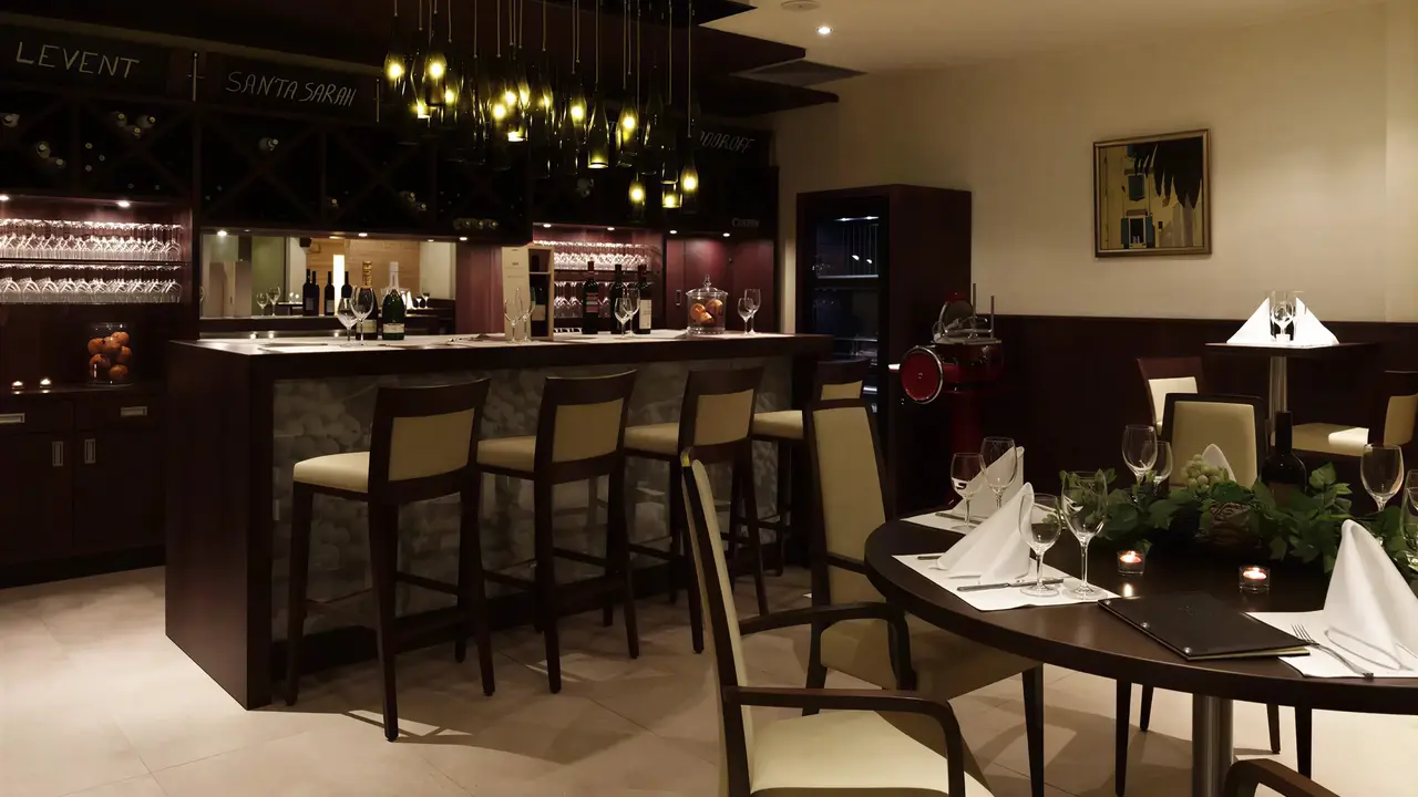 Elegancki bar z wysokimi hokerami w Flamingo Grand Hotel & Spa