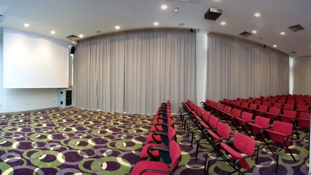 Sala konferencyjna z czerwonymi krzesłami w Flamingo Grand Hotel & Spa
