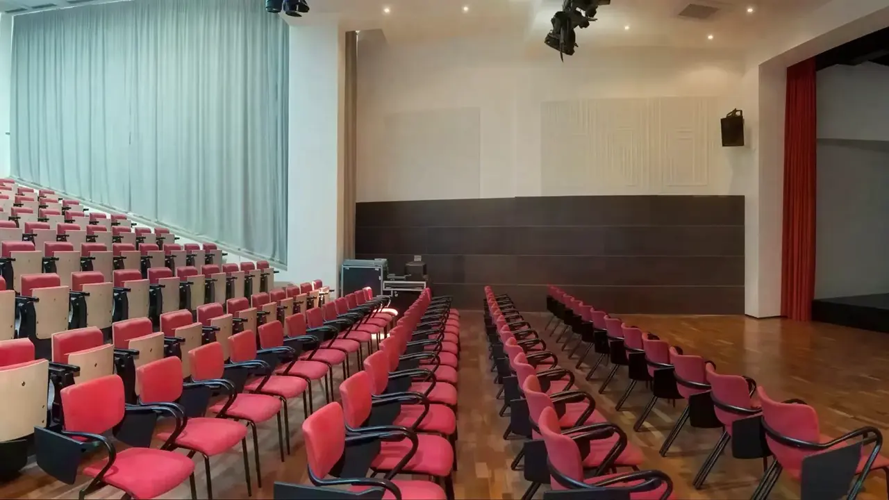 Kino w hotelu Flamingo Grand Hotel & Spa z czerwonymi fotelami