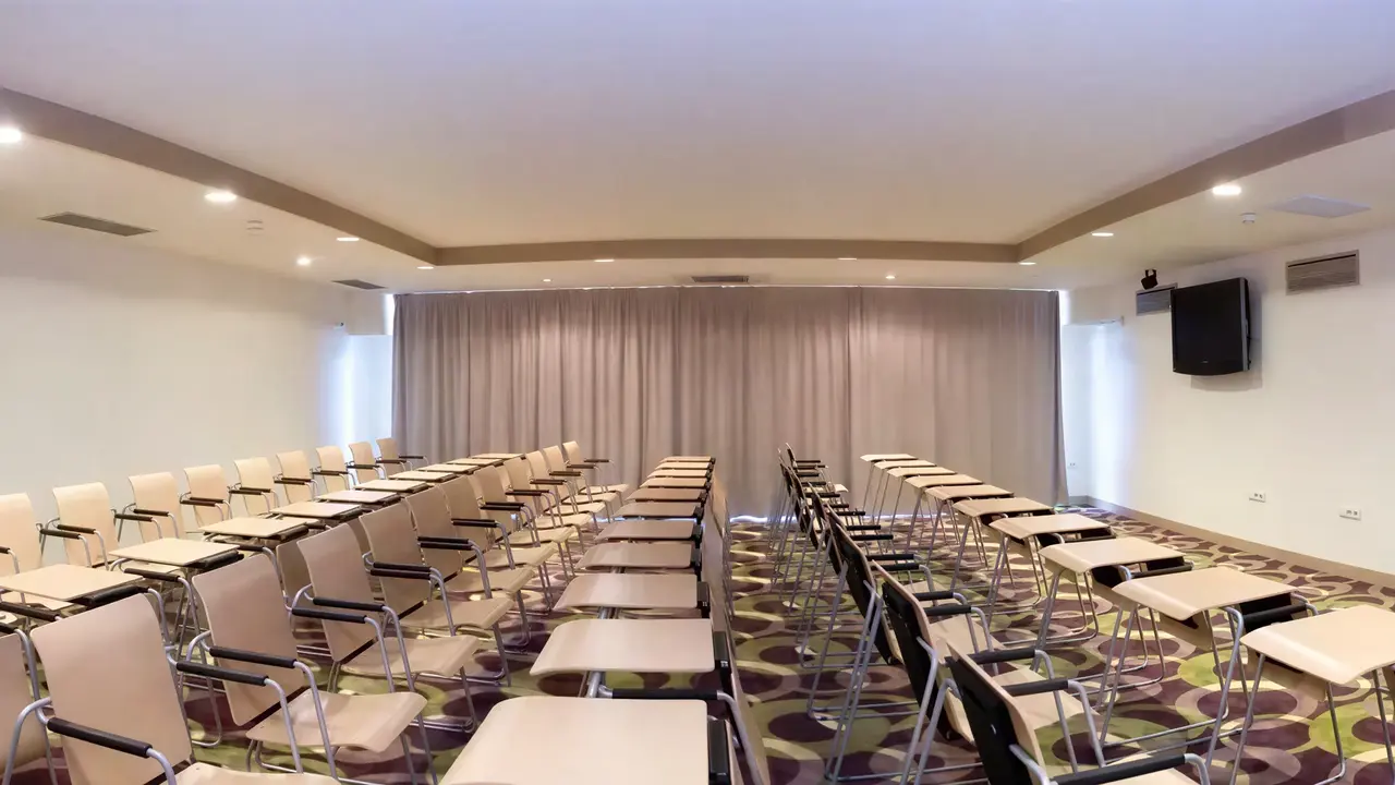 Sala konferencyjna w Flamingo Grand Hotel & Spa z rzędami krzeseł