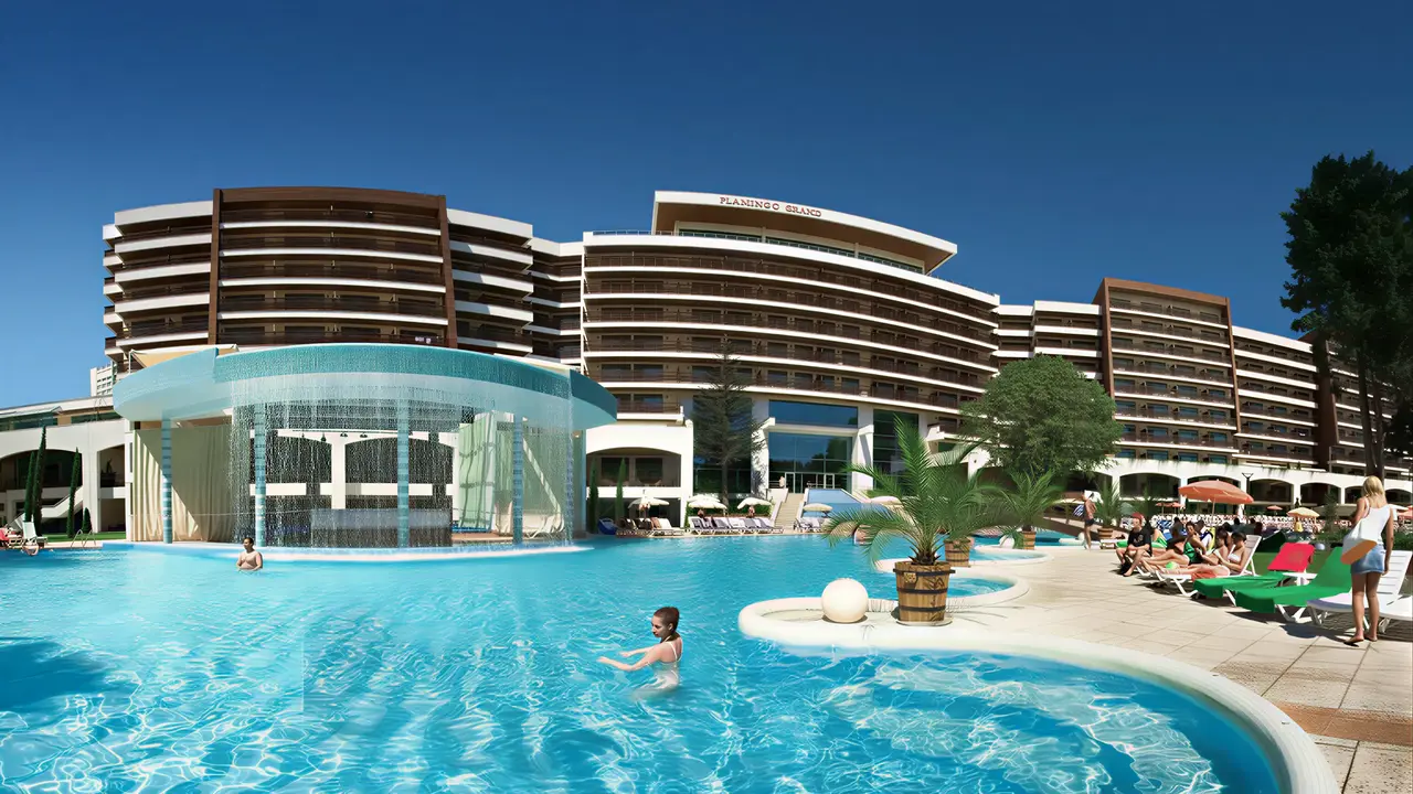 Widok na basen i budynki Flamingo Grand Hotel & Spa