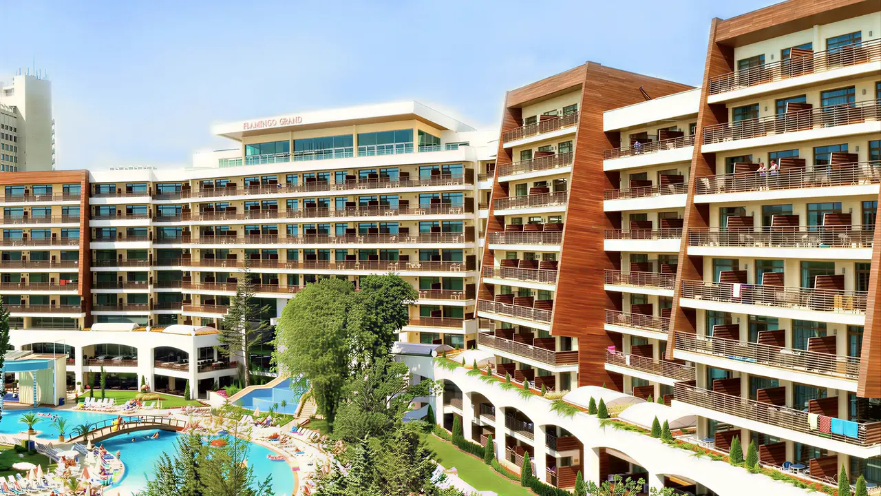 Widok na budynki i kompleks Flamingo Grand Hotel & Spa