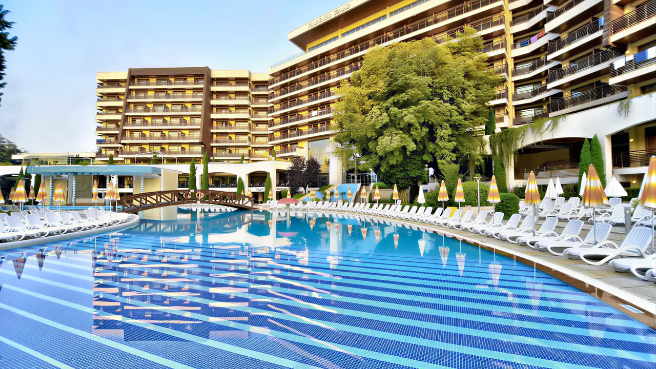 Basen z leżakami w Flamingo Grand Hotel & Spa