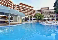 Widok na baseny i budynki Flamingo Grand Hotel & Spa