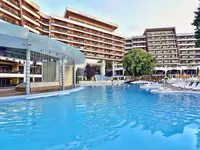 Widok na baseny i budynki Flamingo Grand Hotel & Spa